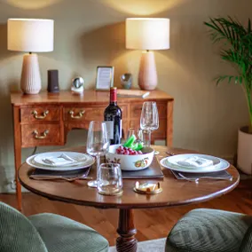 Luxury historic stay, dog-friendly, parking & gdn - Image 3
