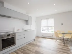Charming 2-bed Apartment in Windsor - Free Parking - Image 2