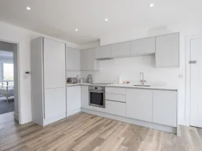 Charming 2-bed Apartment in Windsor - Free Parking - Image 4