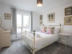 Charming 2-bed Apartment in Windsor - Free Parking - Image 3