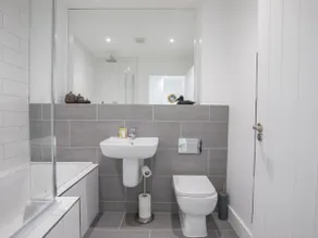 Charming 2-bed Apartment in Windsor - Free Parking - Image 5