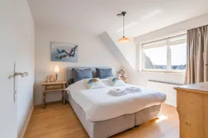 Spacious, warm and updated Home w parking & garden - Image 4