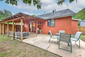 Game Day Getaway: Pet-Friendly Razorback Bungalow - Image 4