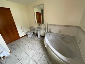 Four Bedroom house in private grounds. - Image 5