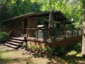 Cozy Weekenders Lakefront Cottage with Hot tub (fishing boat rental available) - Image 5