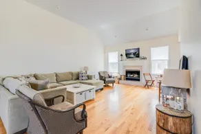 Bright, Newer Home Close to Beach & Greenport Town - Image 5