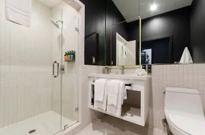 Double Queen Room, At the Audemar Hotel - Image 4