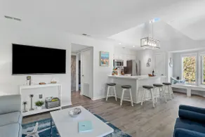 Beautifully Transformed Upper Level Deluxe Villa - Image 3