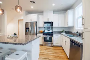 Bright, Open Townhouse Nestled Between Bay & Beach - Image 3
