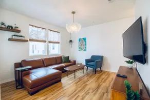 Bright, Open Townhouse Nestled Between Bay & Beach - Image 5