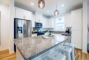 Bright, Open Townhouse Nestled Between Bay & Beach - Image 2