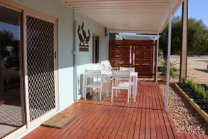 2 bedroom pet friendly cottage right next to the lake - Image 4