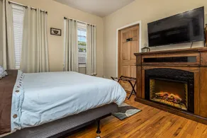 Large & Private w/King Bed Great Location - Image 5