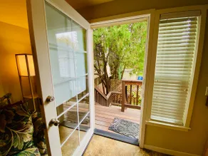 Charming 1-Bedroom Bungalow with Fireplace 🪵🔥 - Image 5