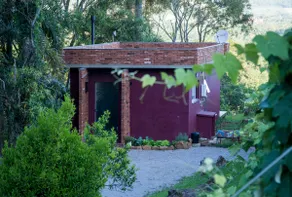 Romantic burgundy retreat - Image 3