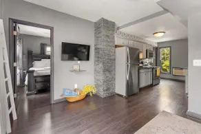 Private Penthouse +Balcony Overlooking 39th Street - Image 4