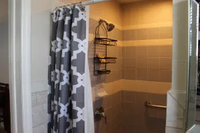 Adorable 2 Bedroom Cottage - Image 4