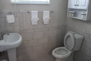 Adorable 2 Bedroom Cottage - Image 3