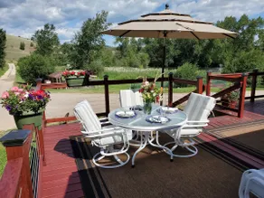 Spacious one bedroom plus Bungalow off O'Keefe Creek - Image 5