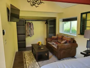 Spacious one bedroom plus Bungalow off O'Keefe Creek - Image 4