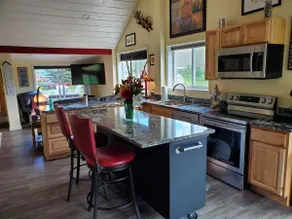 Spacious one bedroom plus Bungalow off O'Keefe Creek - Image 2