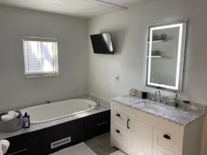 Entire modern home in Arnolds Park - Image 3
