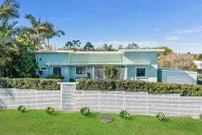 Iconic home with pool in great location & private - Image 2