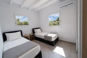 High-end Luxury Apartment & Convenient Location - Image 4