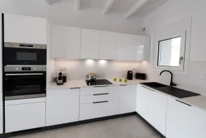 High-end Luxury Apartment & Convenient Location - Image 2