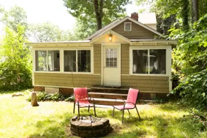 Quaint Cobbetts Pond Cottage with Pond Views - Image 2