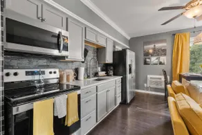 Charming 2-bedroom Apartment on 39th Street! - Image 4