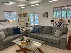1,000 sqft Apartment on 3 Acres w/ Pool & Balcony - Image 3