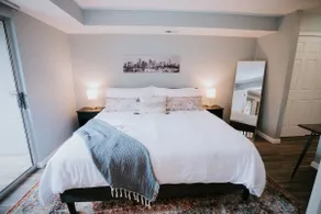 Bright Modern Condo: Comfy King Bed - Image 2