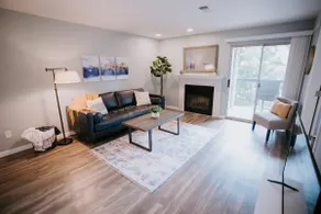Bright Modern Condo: Comfy King Bed - Image 5