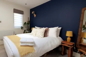 Stylish centrally-located studio with parking - Image 3
