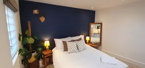 Stylish centrally-located studio with parking - Image 4