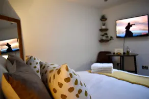 Stylish centrally-located studio with parking - Image 2