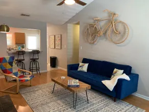 Fun 2 Bed/2 Bath Duplex.Private Yard*Dogs Allowed - Image 4