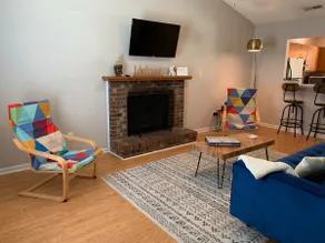 Fun 2 Bed/2 Bath Duplex.Private Yard*Dogs Allowed - Image 3