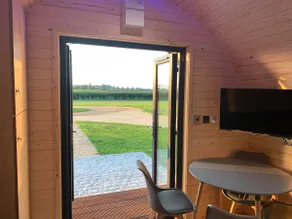 Luxury heated cabin with ensuite & stunning views - Image 5