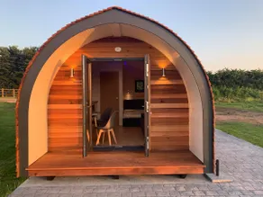 Luxury heated cabin with ensuite & stunning views - Image 3