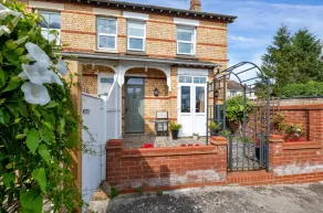 2 bedroom Hidden Gem in Stamford with parking - Image 2