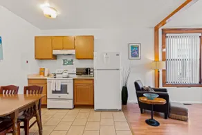 Cozy Centrally Located Historic Apartment - Image 5