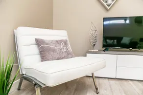 Bright Modern Suite, 2 Bed 1 Bath, w King Bed, Garage, Wifi, Netflix, Longstays - Image 3