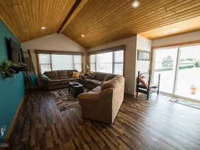 Lakeview Cottage with boat launch access in front. - Image 3