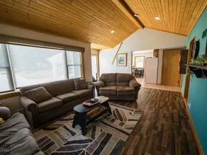 Lakeview Cottage with boat launch access in front. - Image 2