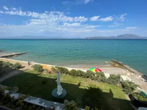 Stunning Beachfront Apartment Strátos - Image 4