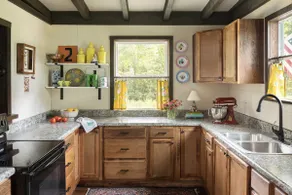Well-Designed Wooded Cabin near lake and hiking - Image 3
