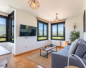 Amazing views, 2 bathrooms, elevator, 7 min downtown - Image 2