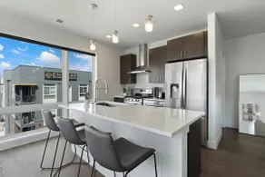 Sophisticated 2 bed/2 bath condo in South Broadway - Image 4